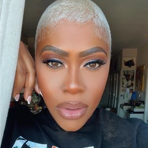 Meet your Posher, Dominique